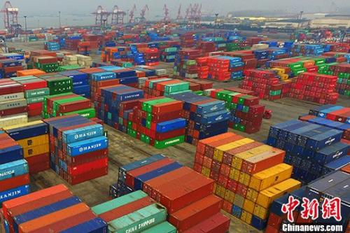 资料图:南京龙潭港摆放着的进出口集装箱。<a target='_blank' href='http://www.chinanews.com/' _fcksavedurl='http://www.chinanews.com/'>中新社</a>记者 泱波 摄